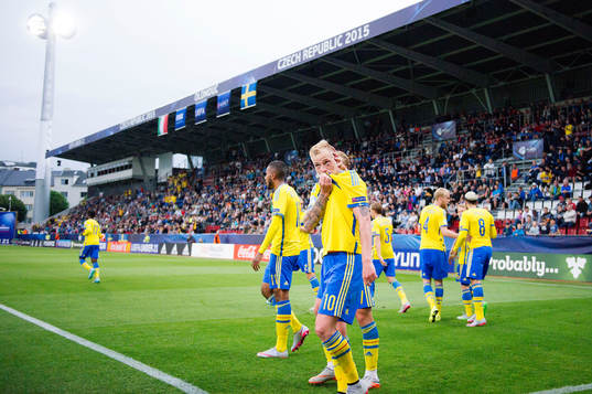 Sveriges Isaac Kiese Thelin och John Guidetti jublar