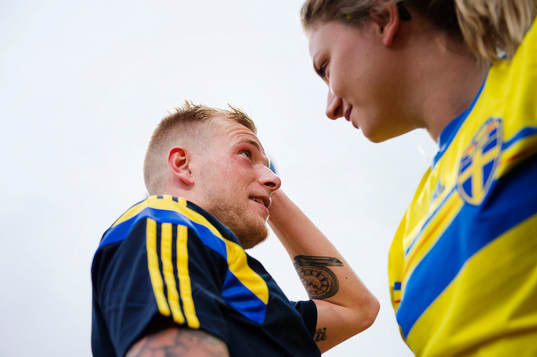 Sveriges John Guidetti pratar med anhöriga