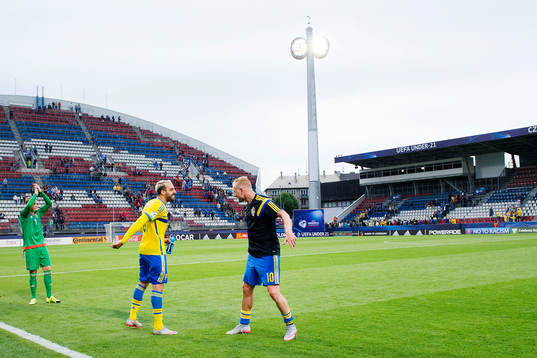 Sveriges Abdullah Khalili och John Guidetti dansar med