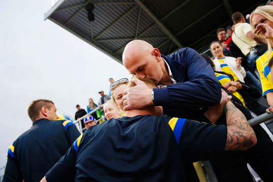 Sveriges John Guidetti får en kyss på huvudet