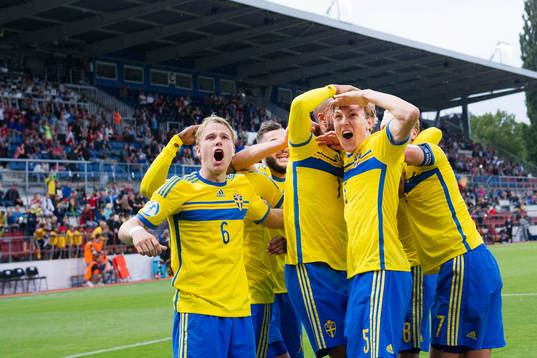 Sveriges Oscar Lewicki och Ludwig Augustinsson jublar