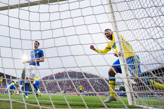 Sveriges Isaac Kiese Thelin (th) jublar