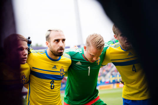 Sveriges Oscar Lewicki,  Abdullah Khalili och målvakt