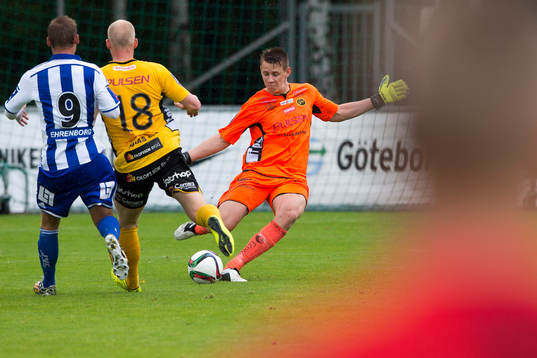 Elfsborgs målvakt David Olsson rensar undan bollen