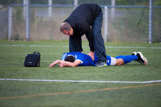 En Kvarnby-spelare får behandling i matchen i division 2