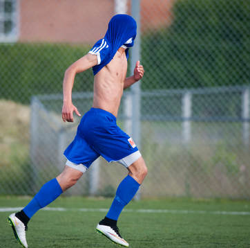 Kvarnby har avgjort matchen och jublar i matchen i division