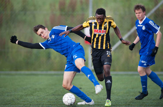 IFK Hässleholms Waxiu Shehu i matchen i division 2 mellan