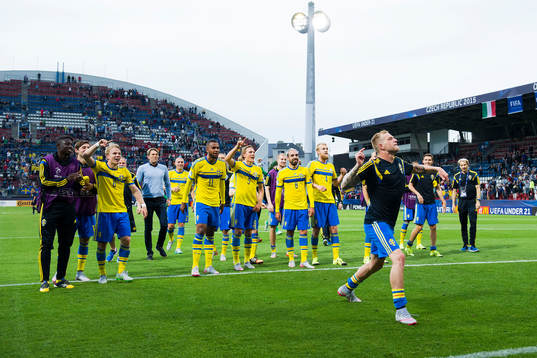 Sveriges John Guidetti jublar framför Pa Konate, Oscar