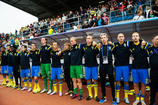 Sveriges bänk med Robin Quaison, Mikael Ishak, Pa Konate,