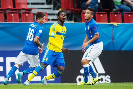 Italiens Daniele Baselli och Sveriges Joseph Baffo