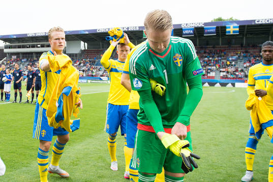 Sveriges målvakt Patrik Carlgren tar på sig sina