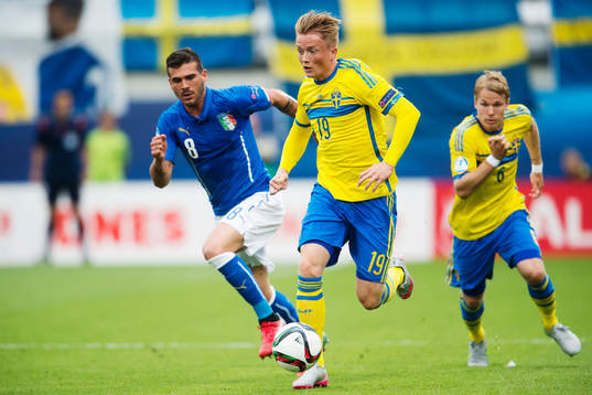 Italiens Stefano Sturaro mot Sveriges Sam Larsson och Oscar