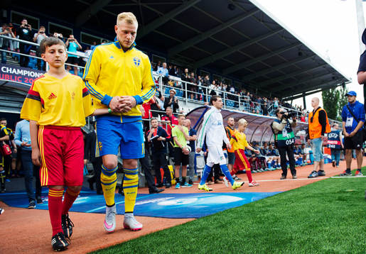 Sveriges John Guidetti knyter fingrarna när hn går in på