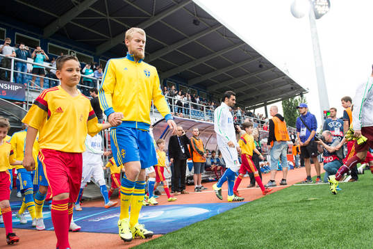 Sveriges Filip Helander påväg in på arenan