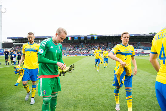 Sveriges Alexander Milosevic, målvakt Patrik Carlgren och