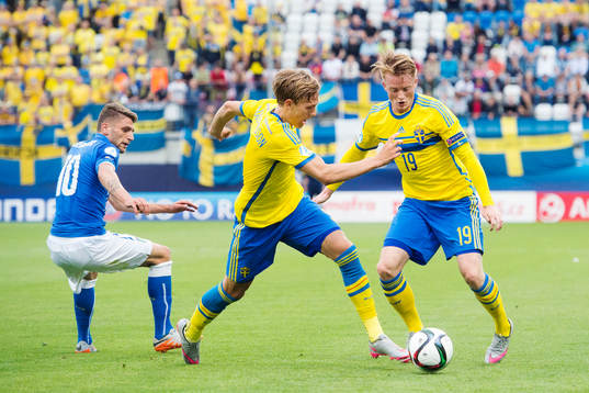 Sveriges Ludwig Augustinsson och Sam Larsson tar sig förbi