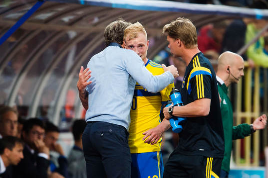 Sveriges förbundskapten Håkan Ericson kramar om John