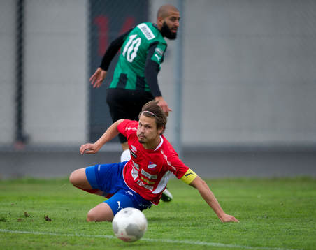 Höganäs Fredrik Lindgren snor åt sig bollen av Akram