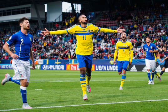 Sveriges Isaac Kiese Thelin jublar framför Abdullah Khalili