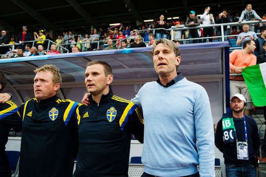 Sveriges förbundskapten Håkan Ericson sjunger med i