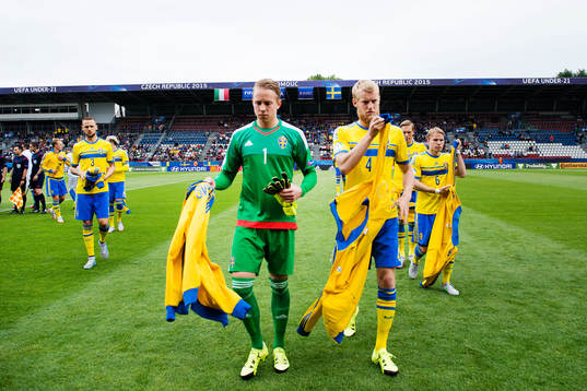 Sveriges målvakt Patrik Carlgren och Filip Helander