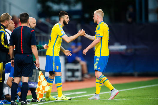Sveriges Mikael Ishak och John Guidetti klappar om varandra