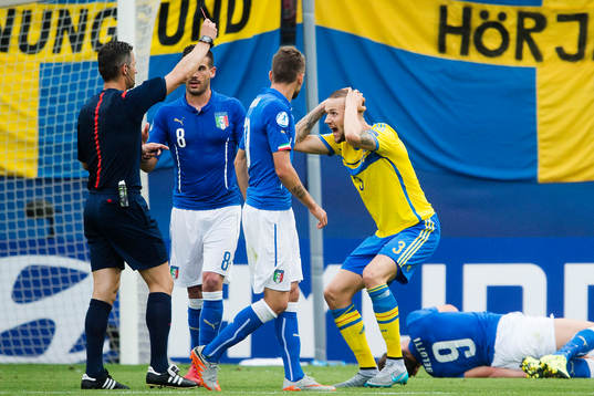 Sveriges Alexander Milosevic reagerar när han tilldelas