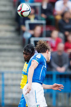 Sveriges Joseph Baffo och Italiens Andrea Belotti