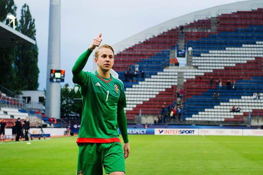 Sveriges målvakt Patrik Carlgren jublar