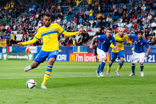 Sveriges Isaac Kiese Thelin gör 1-2 på straff