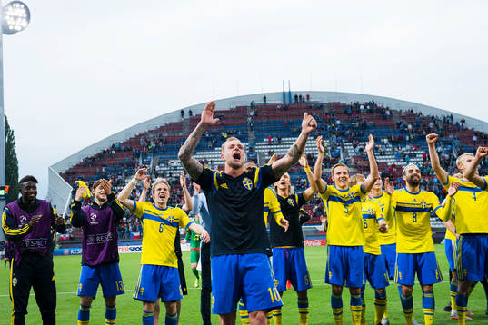Sveriges John Guidetti jublar framför Pa Konate, Arber