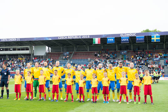 Sveriges Oscar Hiljemark, målvakt Patrik Carlgren,