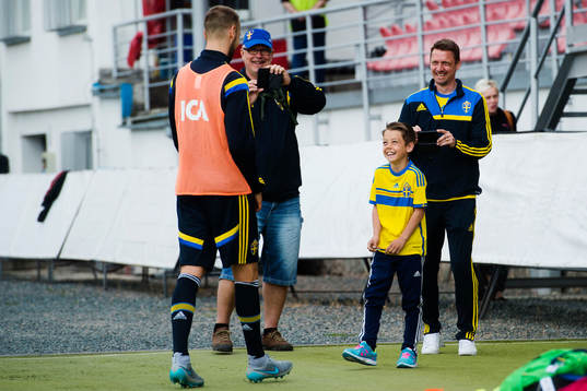 En ung supporter frågar