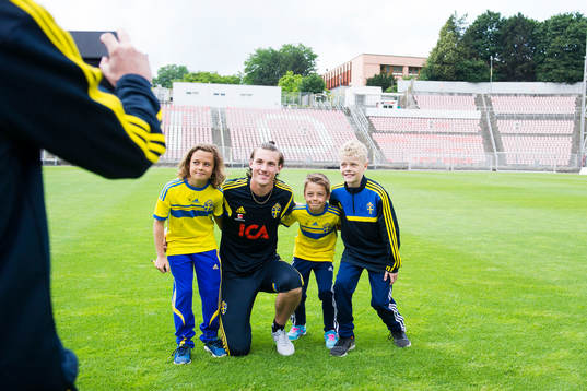 Sveriges målvakt Andreas Linde ställer upp på bild med