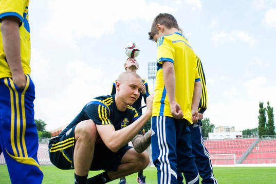 Sveriges Sebastian Holmén skriver autografer medans