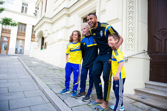 Sveriges Isaac Kiese Thelin ställer upp på bild med