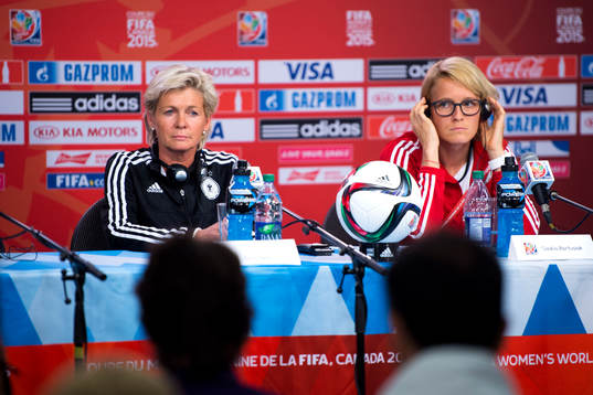 Tysklands förbundskapten Silvia Neid och Saskia Bartusiak