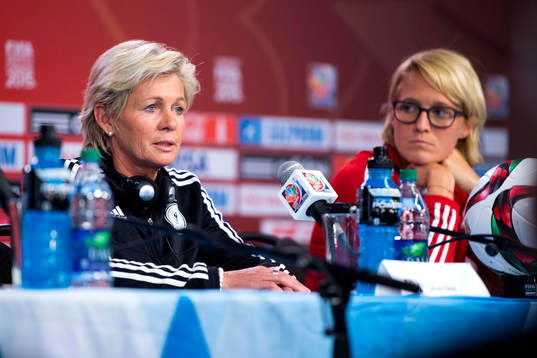 Tysklands förbundskapten Silvia Neid och Saskia Bartusiak