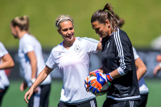 Tysklands Lena Goessling och målvakt Nadine Angerer