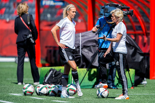 Tysklands Lena Goessling och förbundskapten Silvia Neid