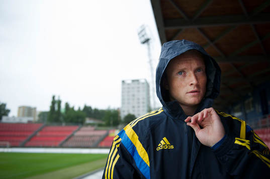 Sveriges Sam Larsson pratar med media