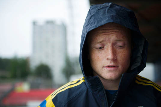 Sveriges Sam Larsson pratar med media