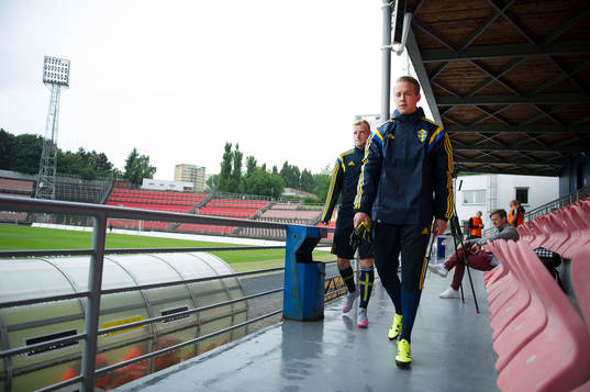 Sveriges John Guidetti och målvakt Patrik Carlgren