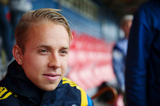 Sveriges målvakt Patrik Carlgren pratar med media