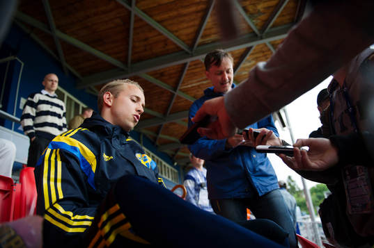 Sveriges målvakt Patrik Carlgren pratar med media