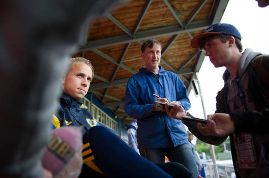 Sveriges målvakt Patrik Carlgren pratar med media