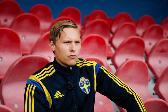 Sveriges Ludwig Augustinsson pratar med media
