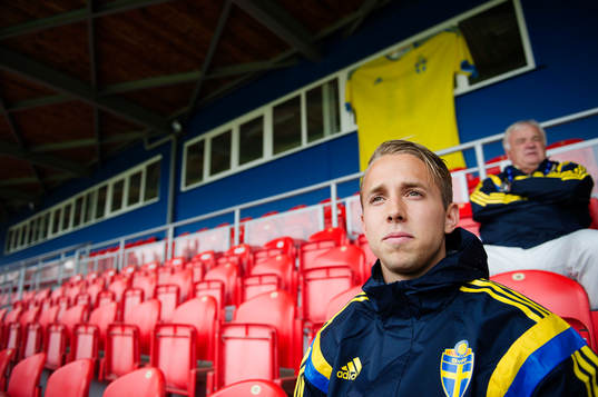 Sveriges målvakt Patrik Carlgren pratar med media
