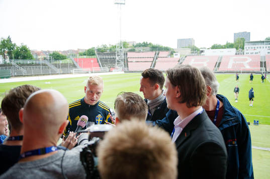 Sveriges John Guidetti  pratar med media