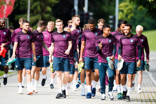 Englands spelare går från hotellet till arenan